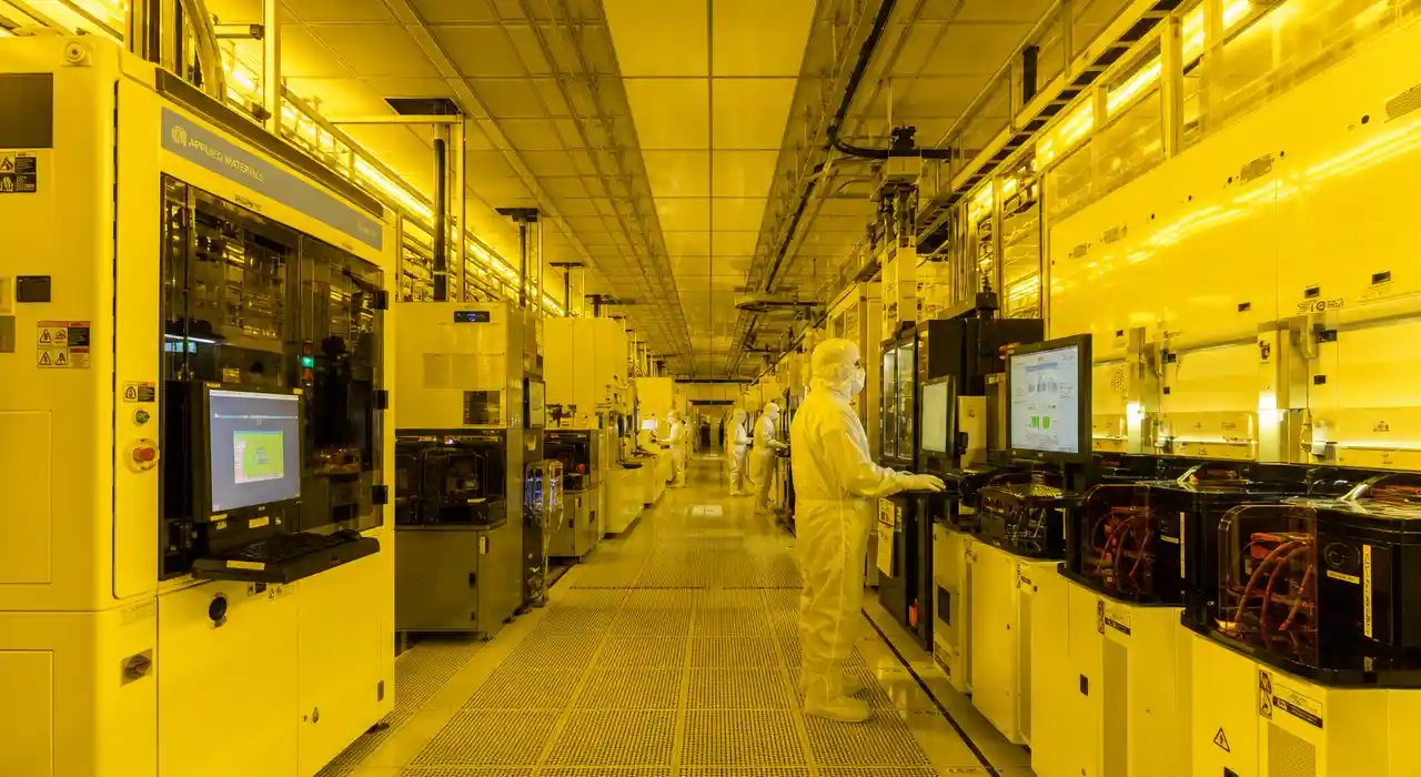 Semiconductor spray nozzle applications